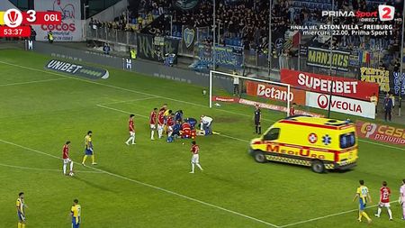 Clipe de groază în ultima etapă din Superliga. S-a ciocnit violent cu un adversar și a fost dus de urgență la spital!