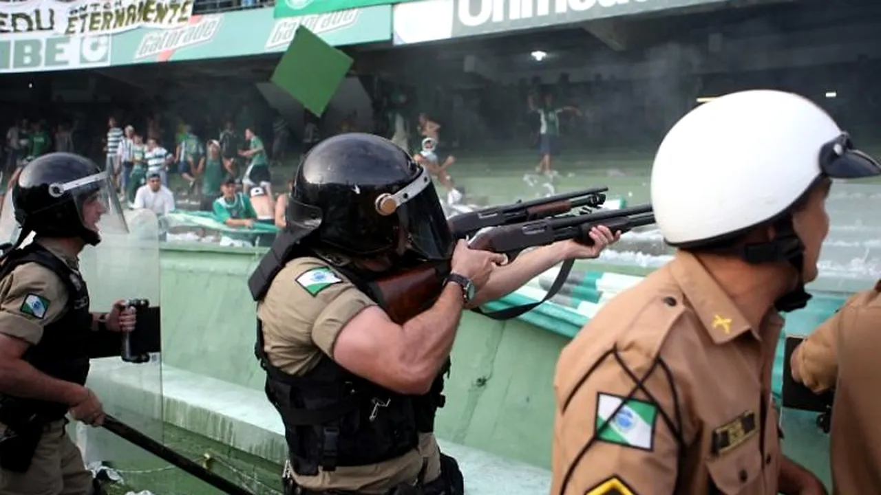 VIDEO** Război în toată regula în Brazilia: Arbitri și jucători bătuți de fani pe teren!