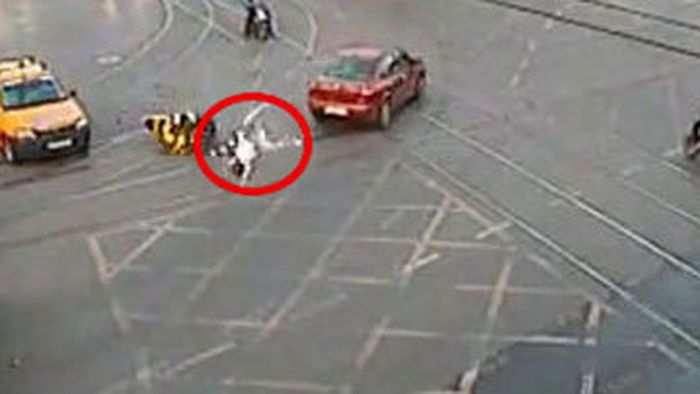 VIDEO** MIRACOL în centrul Bucureștiului! Putea să moară nevinovat dar a plecat pe picioarele lui! Vezi accidentul
