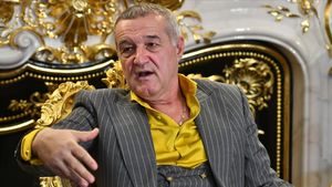 Gigi Becali ar fi vrut să-i dea polițistului care l-a oprit permisul altui şofer: "Nu mai poți să faci combinații, că te filmează!". De ce crede că a fost pândit
