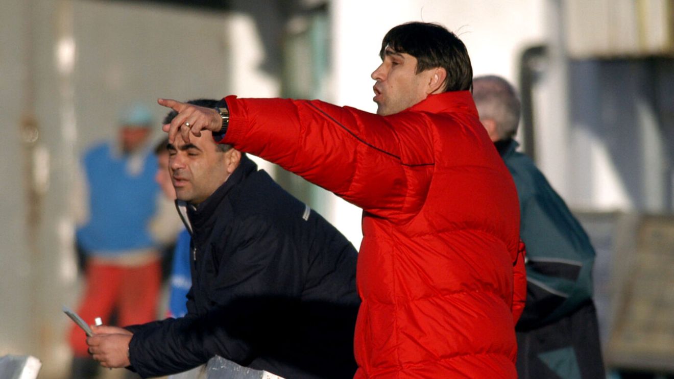 Imagini fabuloase cu fostul antrenor principal de la FCSB la păcănele! A căutat șeptarii ca pe Florinel Coman pe lista cu echipa pe care o primea de la Gigi Becali