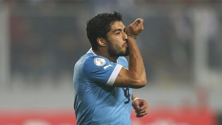 FOTO: Luis Suarez, luat la mișto în Iordania! Ce i-au cerut fanii :)