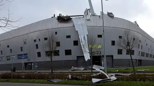 Imagini teribile cu bucăți din acoperișul arenei olandezilor de la Ado Den Haag, care sunt luate pe sus de furtuna Eunice! VIDEO