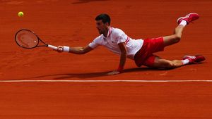Novak Djokovic, revenire fantastică și calificare în sferturi la Roland Garros. Cine e puștiul de 19 ani care a ridicat tribunele în picioare și a fost aplaudat de sârb | VIDEO