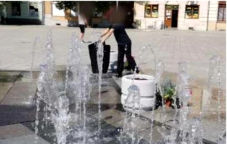 O femeie şi-a spălat covoarele în cea mai nouă fântână arteziană din Arad. Cu ce amendă s-a ales