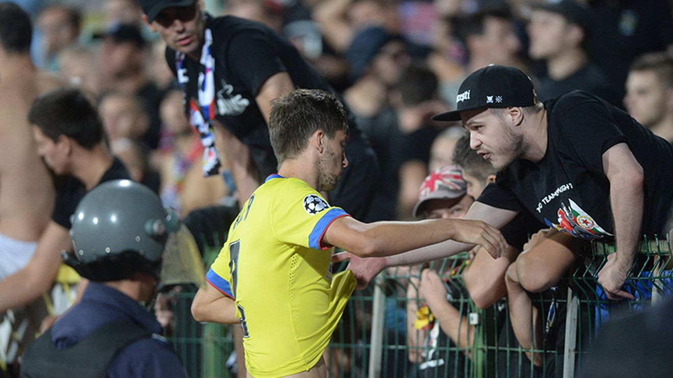 Scene halucinante la Sofia. Steliștii s-au dus la galerie după meci, dar fanii au reacționat incredibil. FOTO | Gestul lui Gâlcă 