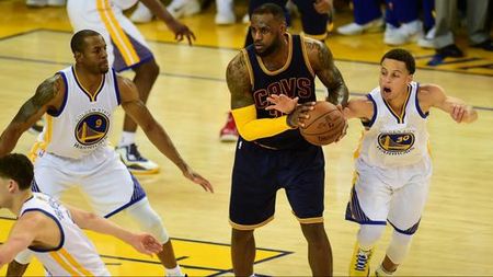 VIDEO | 44 de puncte n-au fost de ajuns! LeBron James a făcut un meci senzațional, dar a pierdut în fața lui Golden State Warriors în primul meci al finalei NBA