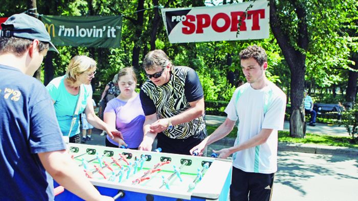 FOTO Nu s-a dat în lături de la nicio activitate! Lupu a venit la Via Sport** însoțit de câțiva tineri cu nevoi speciale