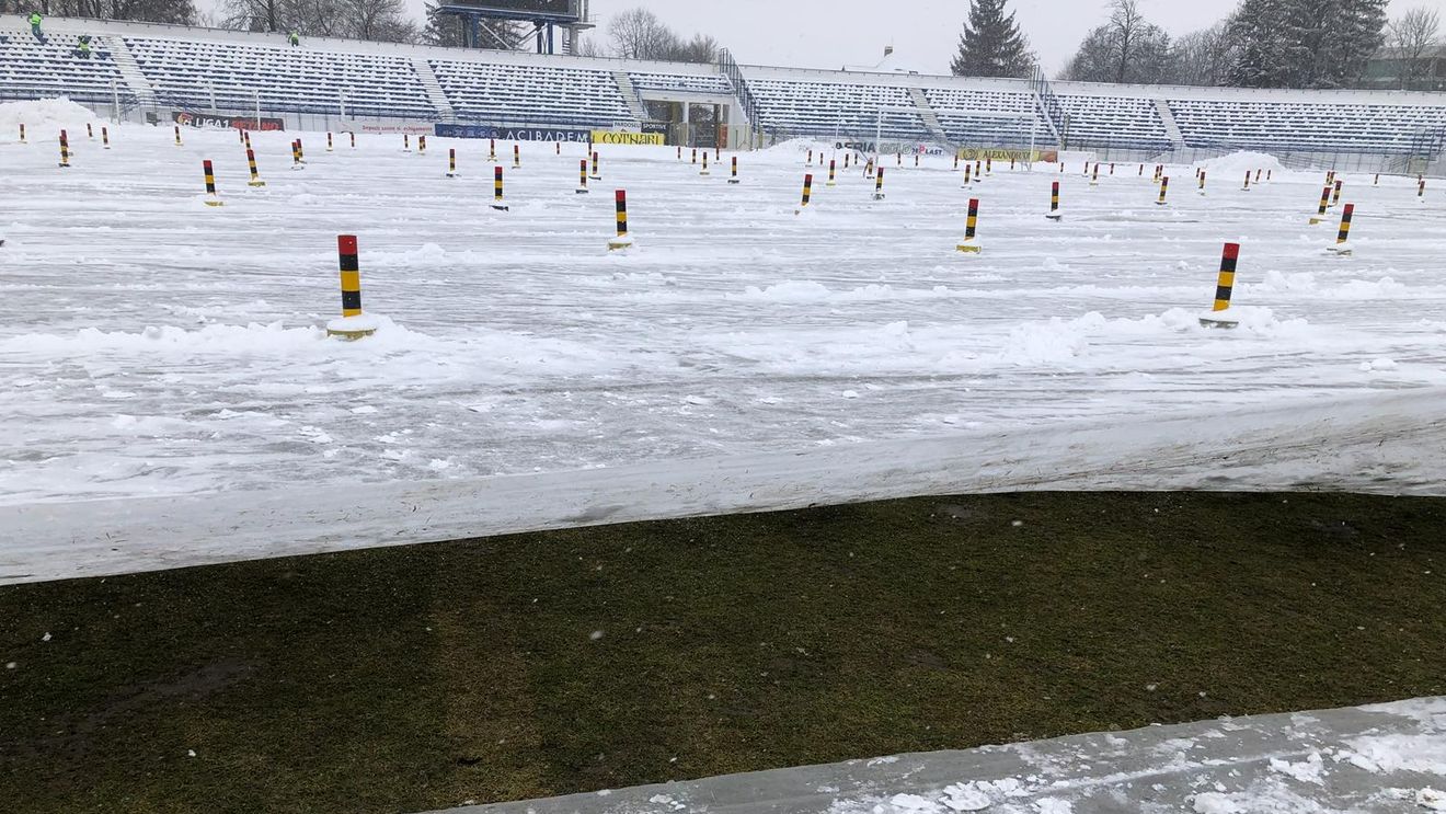 Stoican și Hagi, bătălie în zăpadă! GALERIE FOTO | Ninsoarea dă bătăi de cap la Iași înaintea "finalei" cu Viitorul. Anunțul oficial al moldovenilor: ce se întâmplă cu terenul