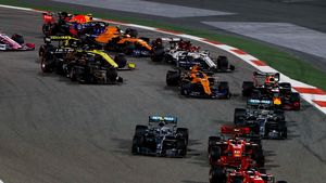 Dramatismul a atins cele mai înalte cote în MP al Bahrainului. Leclerc a fost lovit de ghinion și a ratat un succes uriaș. Hamilton și Bottas l-au depășit pe final. Piloții Renault au abandonat în turul 55. Clasamentul complet