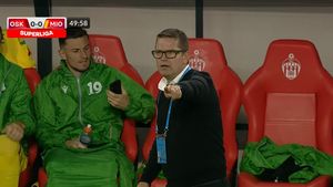 Mihai Stoica a comentat faza zilei din Superliga! Ștefan Blănaru a fost surprins pe telefon în Sepsi – CS Mioveni: „Poate a primit mesaj RO-ALERT”