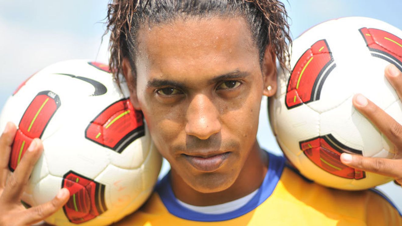 INTERVIU SPECTACULOS | 50 de întrebări pentru 50 de goluri, cu Eric de Oliveira.  De ce plânge la goluri, cei mai grei adversari, freza "a la Ronaldinho" și Holograf. "Și băieții plâng câteodată". Plus hainele lui Hagi, Coca-Cola la 1 litru și unchiul din Brazilia 