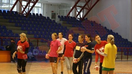 Încălzire pentru Trofeul Carpați! FOTO** Fetele lui Radu Voina au susținut azi primul antrenament