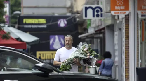 Laurențiu Reghecampf, surprins în nordul Capitalei la o florărie! Antrenorul Universității Craiova a cumpărat două buchete de flori | FOTO & VIDEO EXCLUSIV