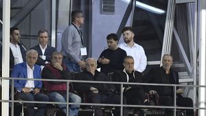 Un om care a participat la privatizarea echipei Steaua București dezvăluie cum a ajuns Viorel Păunescu să pună mâna pe echipă și apoi să i-o dea lui Gigi Becali: „N-a dat niciun ban, totul s-a făcut din acte!”