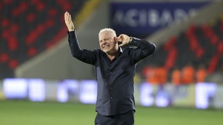 Marius Șumudică, în lacrimi: „Am plâns de bucurie!” Antrenorul a făcut show total după victoria din Turcia: „A fost un semn divin!” | VIDEO