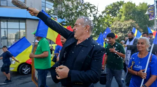 S-a dus cu o traistă de gât și un portret al miliardarului la Palat! Când l-a văzut, Gigi Becali a făcut un gest uriaș, chiar sub privirile lui Ionuț Luțu: i-a dat un teanc de euro!