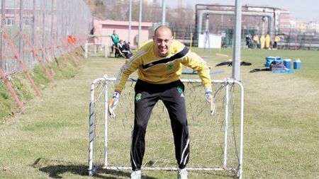 Zombi, "bodyguardul" din poarta Vasluiului!** Uriașul de 1,94 metri spune că patronul său e 'cam nebun'