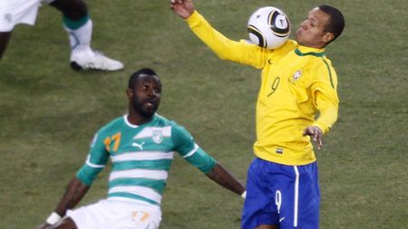 Luis Fabiano, pe urmele lui Maradona: "La golul doi a fost mâna lui Dumnezeu"** VIDEO 3D