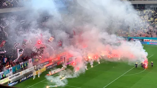 Spectacol pirotehnic ca pe vremuri în derby-ul FCSB - Rapid! Arsenalul de fumigene, torțe și petarde a întrerupt meciul de pe Arena Națională | FOTO