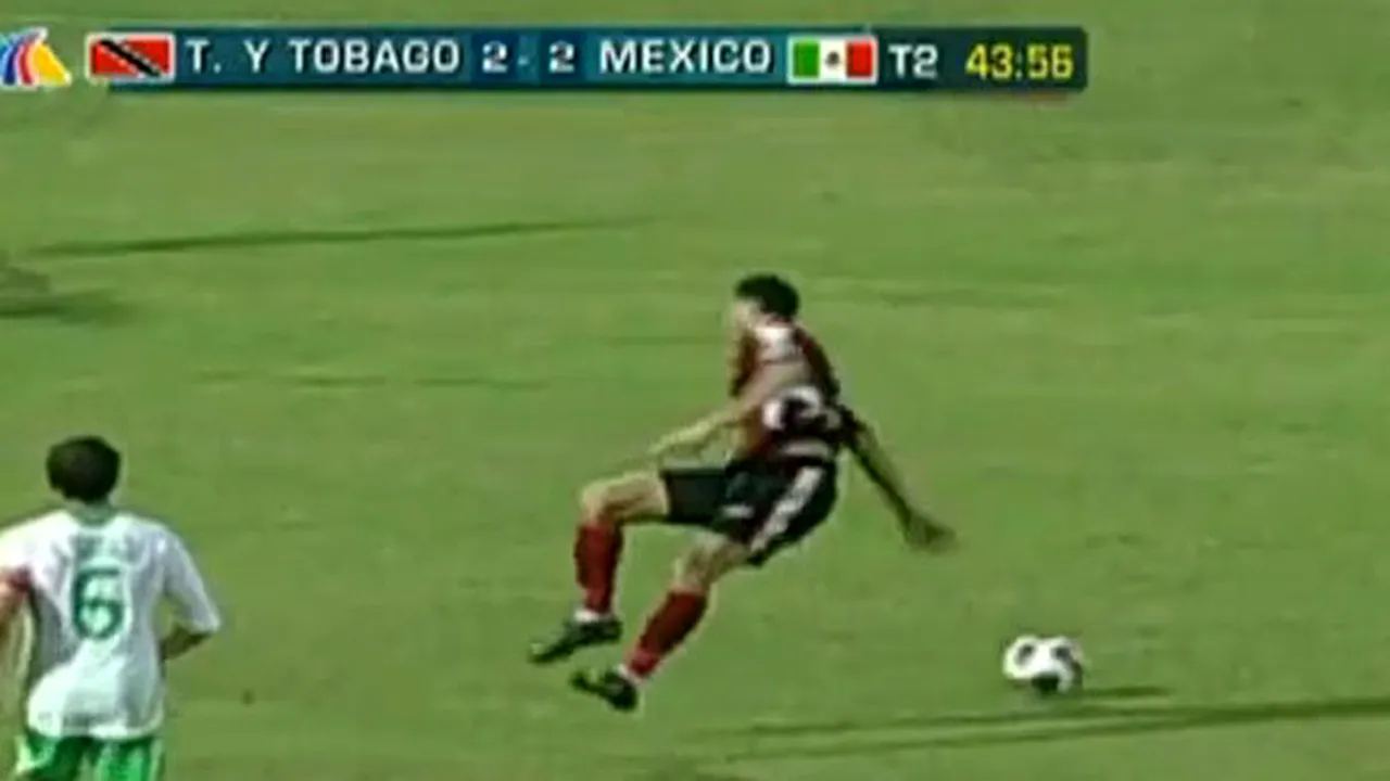 VIDEO Dribleur fin, șuteur lamentabil!** Un fotbalist din Trinidad și Tobago s-a făcut de râs când a tras la poartă
