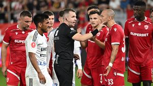 Ce s-a întâmplat pe teren imediat după finalul meciului Dinamo Bucureşti - FC Botoşani 2-2! Fotbaliştii lui Kopic au turbat la adresa arbitrului Vădana şi au fost cu greu potoliți