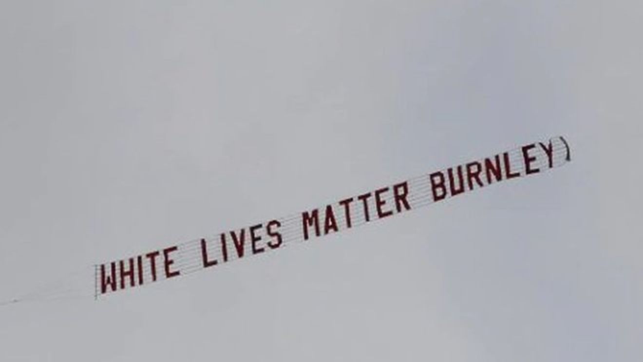 Un avion mic a zburat lângă Stadionul Etihad, unde City a jucat împotriva lui Burnley, cu mesajul „White Lives Matter Burnley"