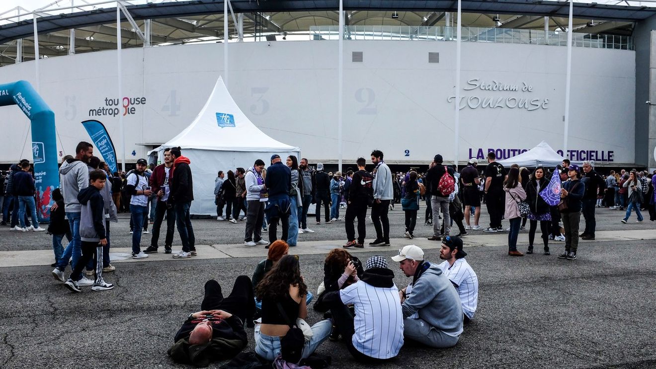 Startul meciului Toulouse - Nantes a fost amânat din cauza unui pachet suspect prezent în tribune! Anterior, jucători de la cele două echipe au refuzat să joace în tricourile cu însemne LGBT