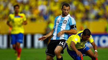 VIDEO Egal și nervi! Mascherano l-a lovit pe șoferul mașinii medicale și a fost eliminat în remiza dintre Ecuador și Argentina!