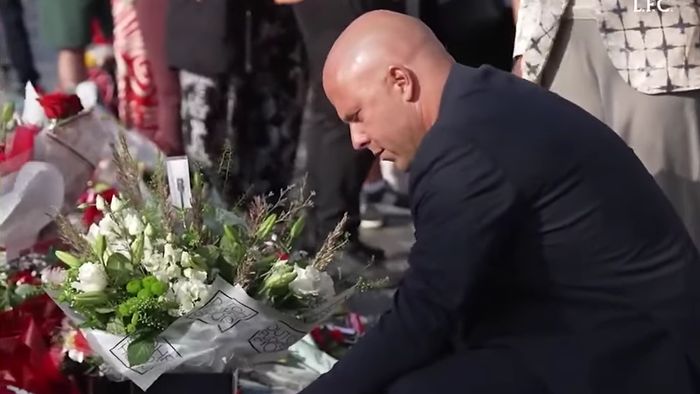 Imaginile durerii cu Arne Slot şi soția lui la altarul dedicat lui Diogo Jota