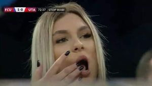 Tânăra care a pus pe jar imaginația fanilor la meciul FC U Craiova 1948 - UTA Arad. Frumoasa olteancă a făcut spectacol în tribune | FOTO