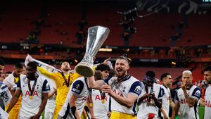 Imagini fabuloase cu Radu Drăgușin și colegii săi după câștigarea trofeului Europa League! Au petrecut până dimineață