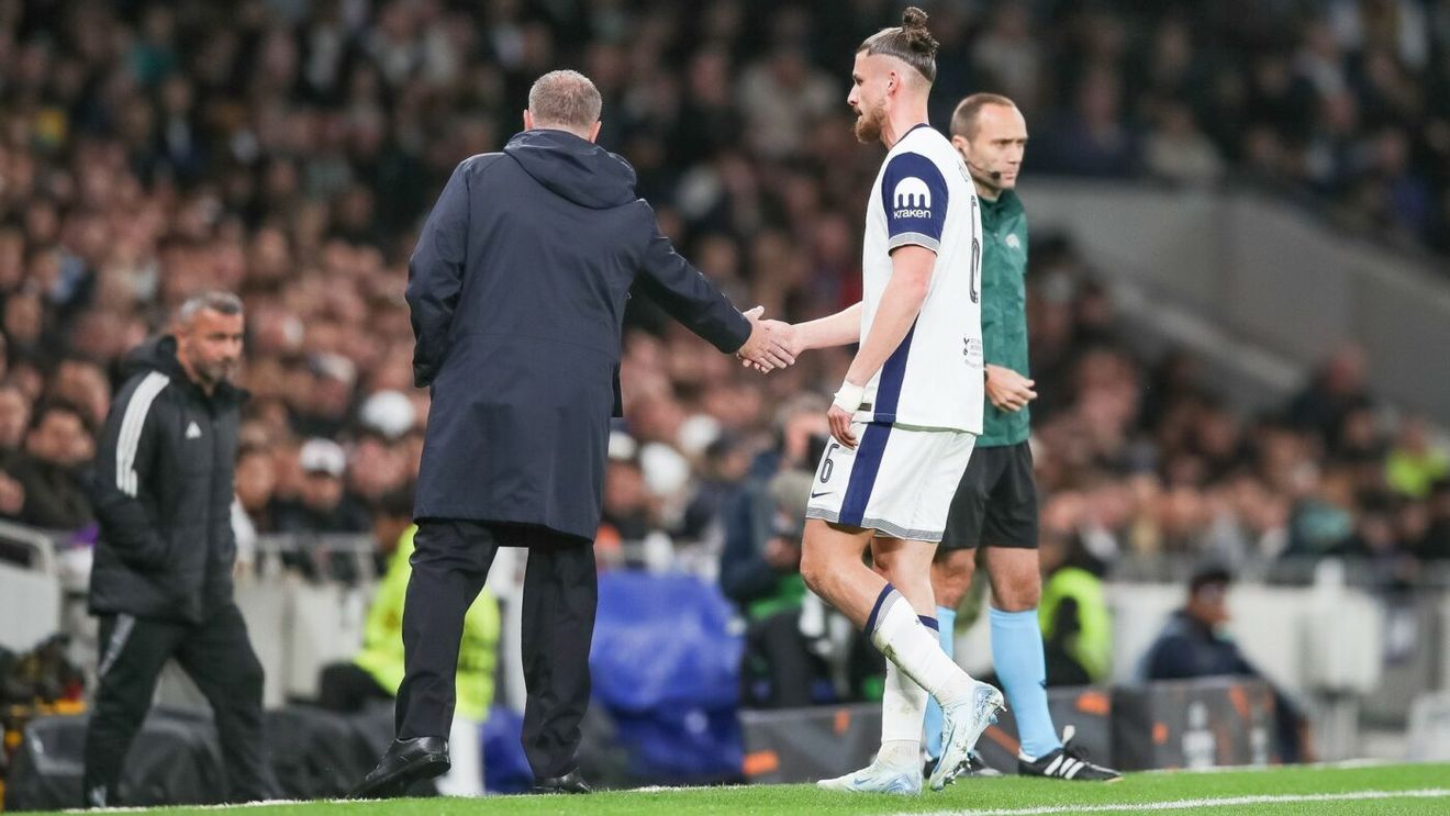 Fanii lui Tottenham i-au înjurat pe Radu Drăgușin și pe colegii săi. Cum a reacționat Postecoglou la intrarea la vestiare