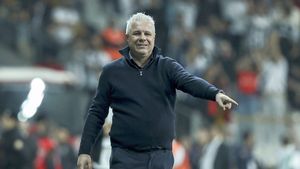 Anunțul momentului despre Marius Șumudică! Diagnosticul medicilor despre boala care l-a băgat în spital și decizia luată de antrenor în privința ofertei de milioane din Arabia: „Bag tratament puternic”. EXCLUSIV