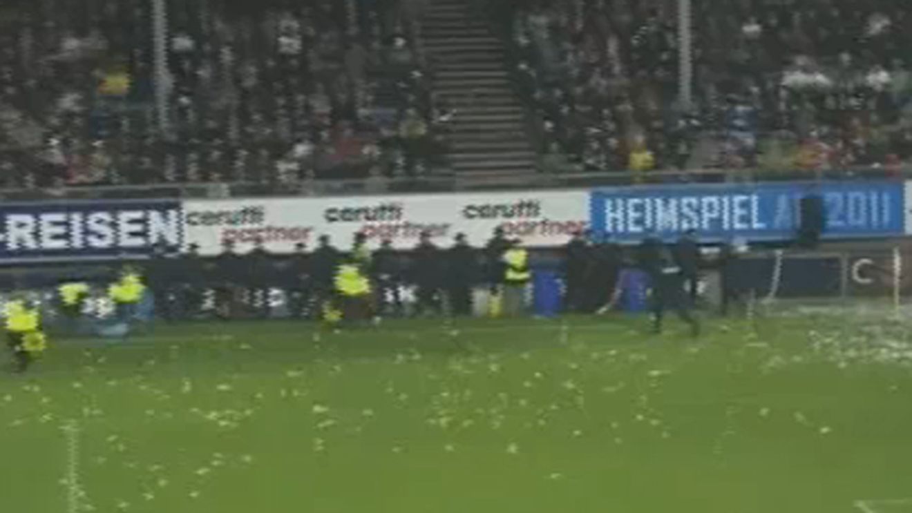 VIDEO SENZAȚIONAL** Protest neobișnuit în Elveția! Fanii lui FC Basel au aruncat în teren sute de mingi de tenis