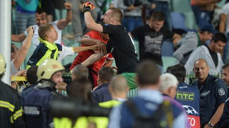 Moți: "A fost pentru prima dată când îmi pun mănușile." Fundașul român explică pentru site-ul UEFA cum a reușit să apere două penalty-uri