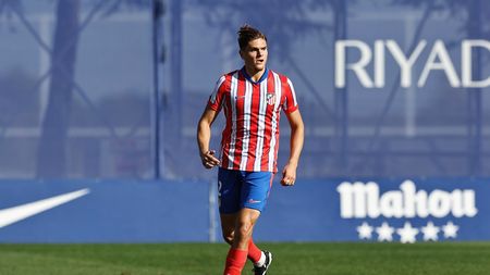 Dinamo transferă un fundaș spaniol aflat pe radarul Barcelonei! Fotbalistul a ajuns în cantonamentul din Polonia