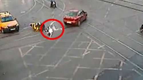 VIDEO** MIRACOL în centrul Bucureștiului! Putea să moară nevinovat dar a plecat pe picioarele lui! Vezi accidentul
