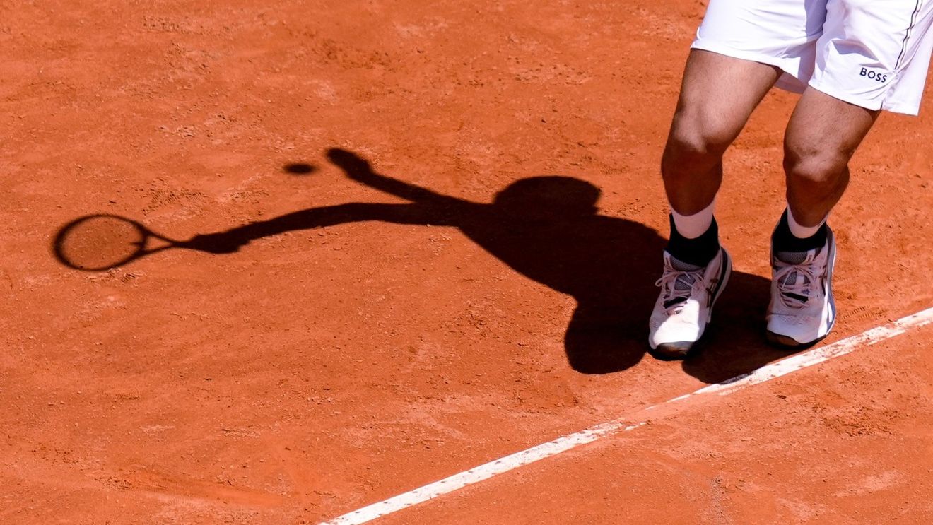 Așa ceva nu s-a mai văzut. Ce i-a scris tatăl unui star din ATP fiului său, pe internet: „A uitat de mama lui în clipa în care și-a cumpărat iubita din zona VIP a unui club de noapte”.