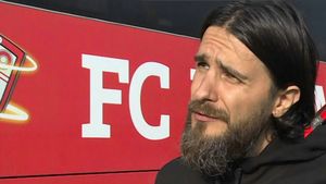 Imaginea anului! Transformarea uluitoare a lui Mario Nicolae, fostul director sportiv al lui Dinamo: împarte iconițe la Hramul Sfântului Nicolae, îmbrăcat în straie bisericești | FOTO