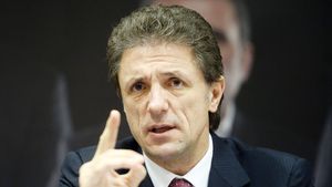 Gică Popescu, primul om pe care Ponta susține că îl va grația dacă ajunge președinte, a putut vota. Gigi Becali și Copos nu au avut voie
