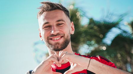 Denis Drăguș a semnat! Imagini inedite cu fotbalistul român alături de bașkanul echipei