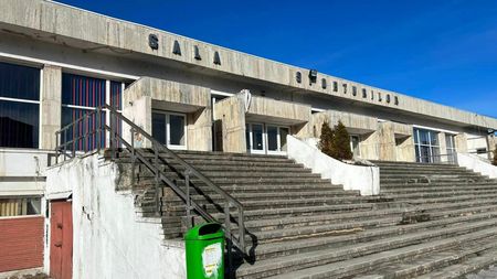Orașul istoric din România care nu mai poate găzdui niciun meci de volei, baschet sau handbal. Motivul este incredibil: Polivalenta este în paragină, iar sala în care se juca, reabilitată în 2020, intră în reparații!