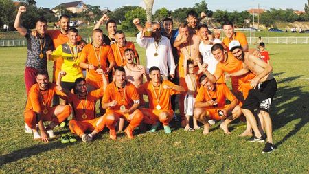 EXCLUSIV | Acuze de corupţie la un club din România! Unor jucători şi antrenorului li s-a propus să ”trântească” un meci pentru pariuri! Au ”cântărit” oferta şi au refuzat, dar ”a ieşit exact aşa cum mi-a propus persoana respectivă”