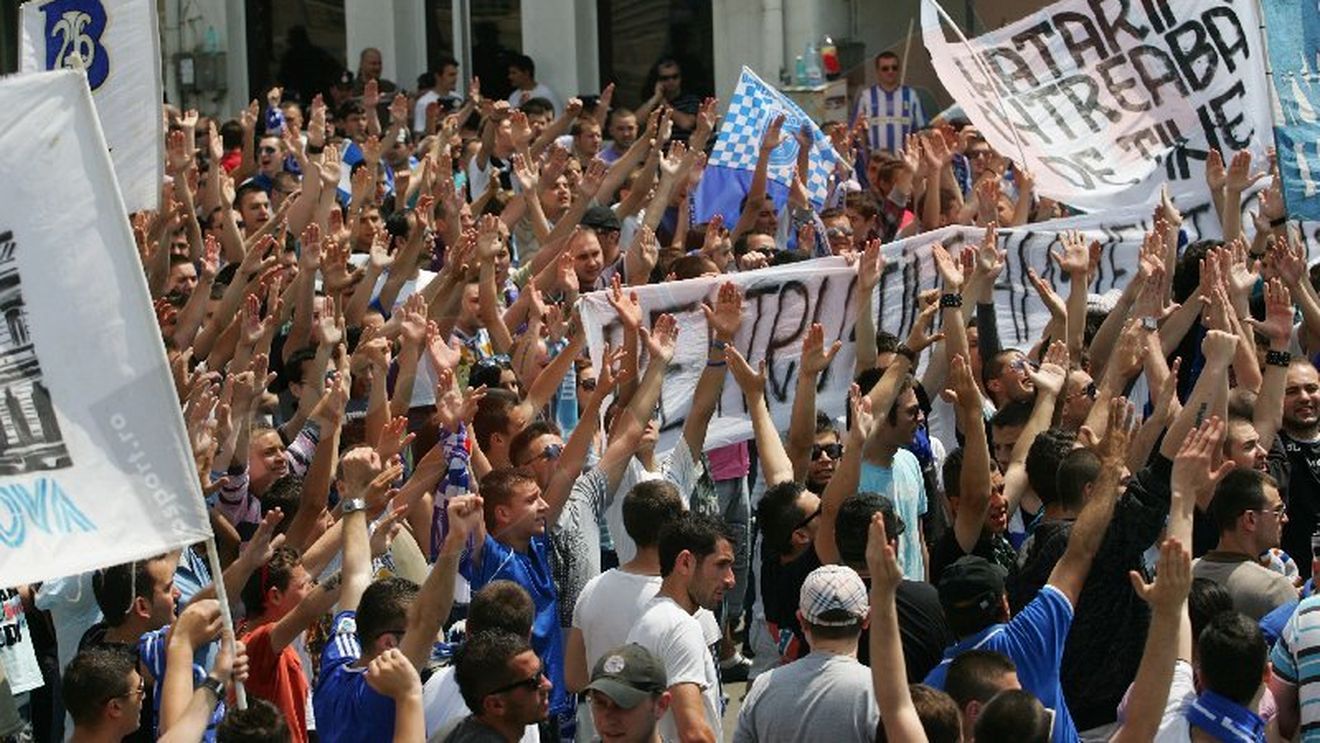 FOTO Fani din Alba-Iulia au venit la mitingul anti-Mititelu** din Craiova! "Ai distrus o legendă!"