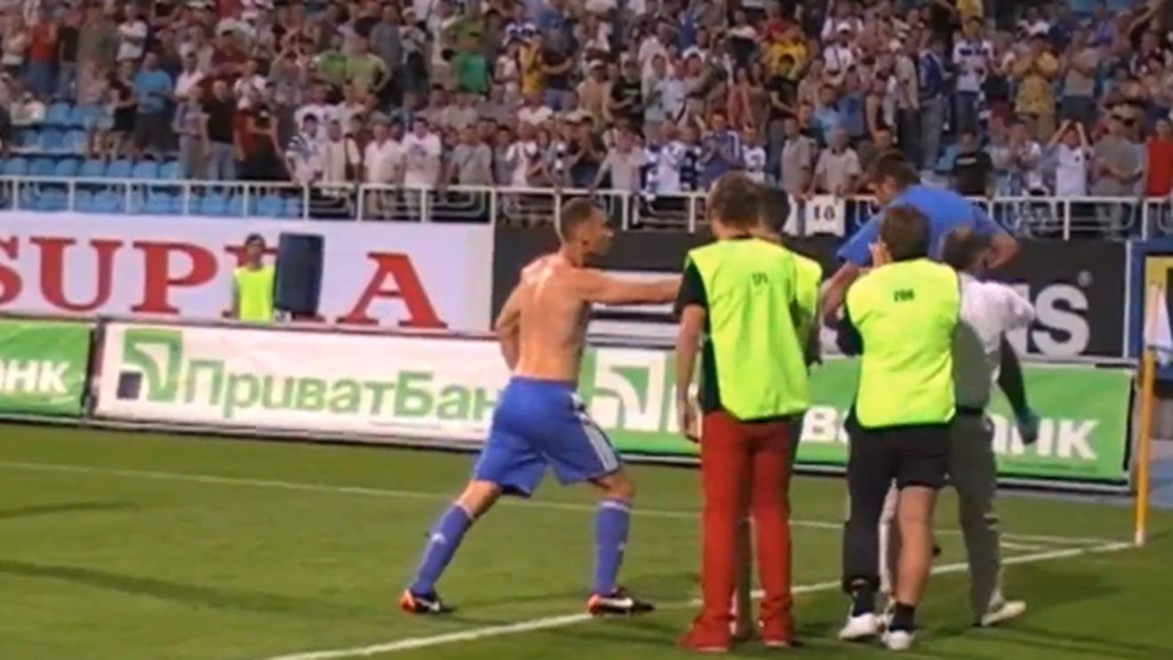 VIDEO "Șeva", idolul Ucrainei!** A salvat un fan intrat pe teren și "luat pe sus" de forțele de ordine