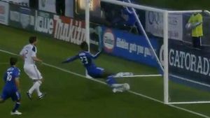 VIDEO RATAREA SECOLULUI! Kamara nu reușește să înscrie de pe linia porții!