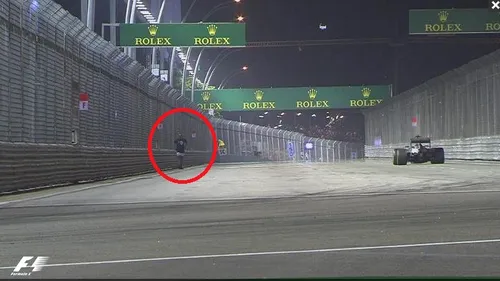 Bărbatul care a pătruns pe pistă la Marele Premiu al statului Singapore a fost arestat. Cum a traversat circiuitul într-o zonă în care se rulează cu aproape 300km/h
