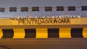 Protest la Piatra Neamț! Suporterii Ceahlăului au împânzit orașul cu bannere de susținere a clubului: ”Ne cerem scuze că la «locale» am pus ştampila pe oameni fără onoare” și ”Nu lăsaţi Ceahlăul să moară pentru a doua oară”