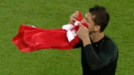 Gest de atașament maxim al lui Ema Dolha: portarul a sărutat tricoul lui Dinamo!** "Îmi pare rău că am apărat penalty-ul lui Danciu!"